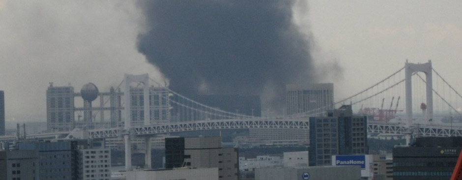 日本地震东京湾彩虹桥附近着火