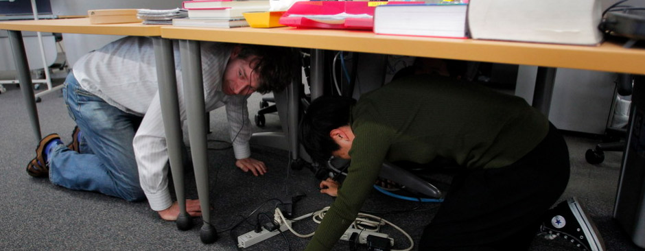 办公室里的人们躲避到桌子底下