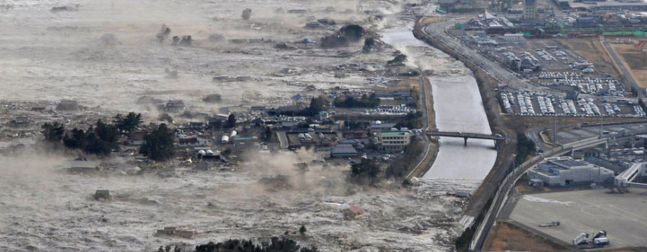 13英尺海啸冲击日本沿海地带