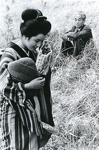 1963年4月，《伊豆舞女》拍摄中，凝望吉永小百合的川端康成。.jpg