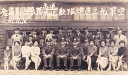 前排左一为邓丽君，第七位即为父亲高治平（图片来自台湾媒体）.jpg