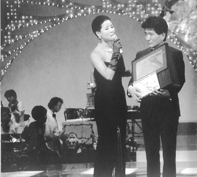 图片 ：1986年三木与邓丽君在颁奖典礼上合唱.jpg